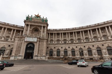 Vienna, AUSTRIA - 16 Nisan 2023: Habsburg hanedanlığının eski imparatorluk sarayı Hofburg. Bugün Avusturya cumhurbaşkanının resmi konutu ve işyeri.