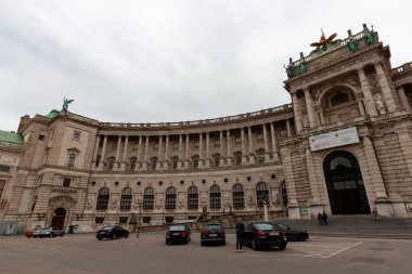 Vienna, AUSTRIA - 16 Nisan 2023: Habsburg hanedanlığının eski imparatorluk sarayı Hofburg. Bugün Avusturya cumhurbaşkanının resmi konutu ve işyeri.