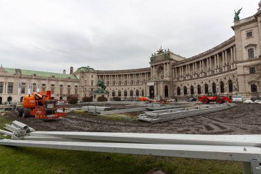 Vienna, AUSTRIA - 16 Nisan 2023 Habsburg Hanedanı 'nın eski baş sarayı Hofburg' dan önce onarım. Bugün Avusturya cumhurbaşkanının resmi konutu ve işyeri.