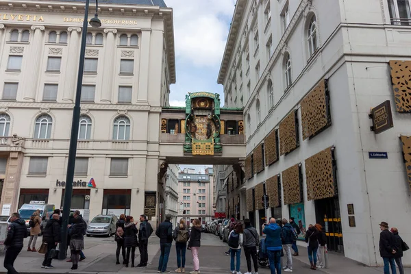 维也纳 澳大利亚 2023年4月16日 维也纳Hoher Markt大街上方房屋之间的新艺术锚钟 — 图库照片