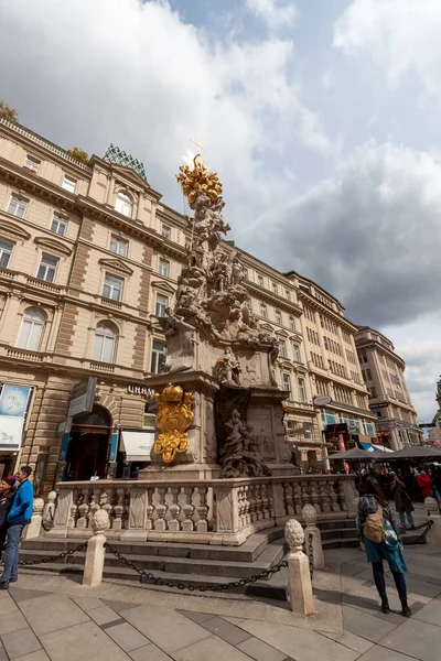 Vienna Österrike April 2023 Turister Beundrar Den Magnifika Pestkolonnen Stadens — Stockfoto