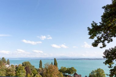 Güneşli bir temmuz gününde Constance Gölü. Meersburg 'daki tepeden bak.