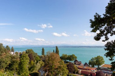 Güneşli bir temmuz gününde Constance Gölü. Meersburg 'daki tepeden bak.