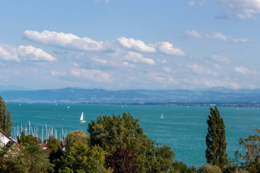 Güneşli bir temmuz gününde Constance Gölü. Meersburg 'daki tepeden bak.