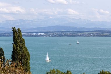 Güneşli bir temmuz gününde Constance Gölü. Meersburg 'daki tepeden bak.