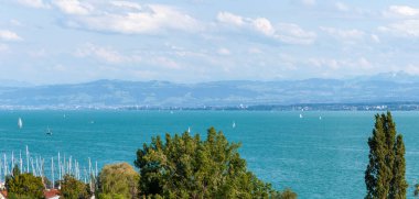 Güneşli bir temmuz gününde Constance Gölü. Meersburg 'daki tepeden bak.