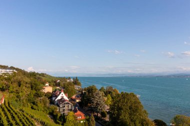 Güneşli bir temmuz gününde Constance Gölü. Meersburg 'daki tepeden bak.