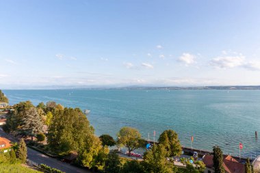 Güneşli bir temmuz gününde Constance Gölü. Meersburg 'daki tepeden bak.