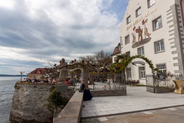 MEERSBURG, GERMANY - 22 Nisan 2023: Meersburg seti üzerindeki restoranın açık alanına giriş