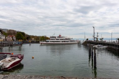 MEERSBURG, GERMANY - 22 Nisan 2023: Bulutlu bir bahar gününde Meersburg limanına bir gemi girer