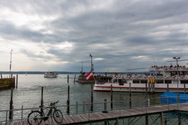 MEERSBURG, ALMANY - 22 NİSAN 2023: Bulutlu bir bahar gününde Meersburg Limanı