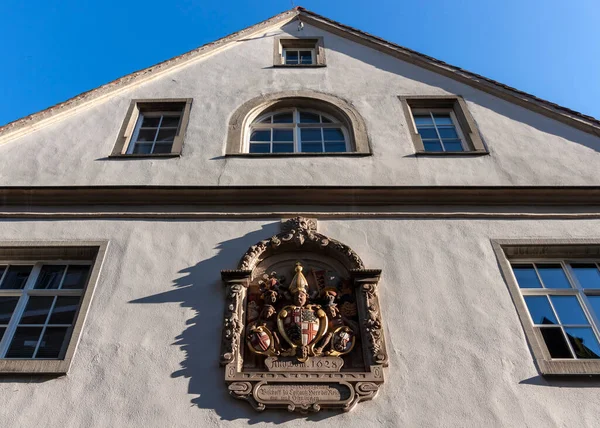 MEERSBURG, ALMANY - 25 HAZİRAN 2023: Meersburg şatosunun bitişiğindeki eski evlerden birinde arma
