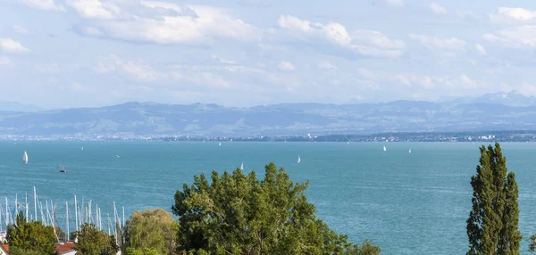 Güneşli bir temmuz gününde Constance Gölü. Meersburg 'daki tepeden bak.