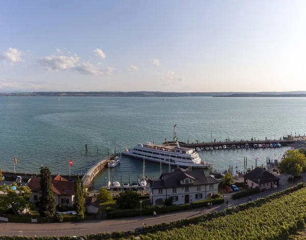 MEERSBURG, ALMANY - 22 Temmuz 2023: Meersburg Limanı, Constance Gölü, üst manzara