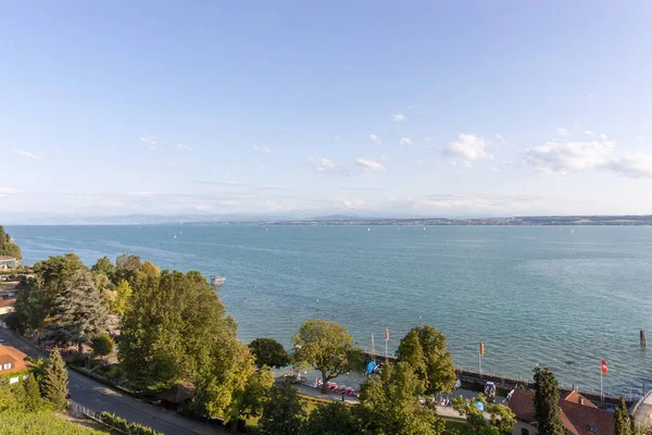 Güneşli bir temmuz gününde Constance Gölü. Meersburg 'daki tepeden bak.