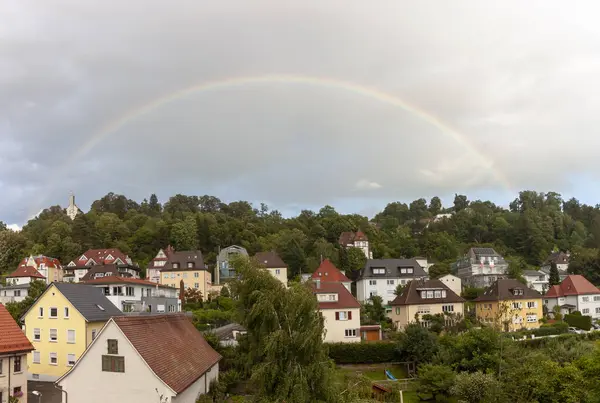 Ravensburg, Almanya, 1 Ağustos akşamı gökkuşağı olan bir şehrin fotoğrafı