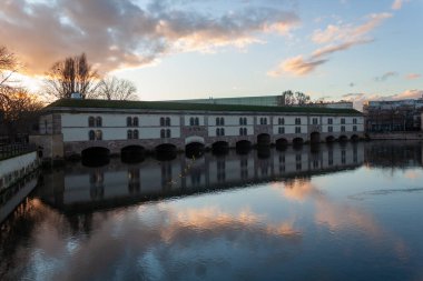 Strasbourge, Fransa 'daki Barage Vauban' ın gün batımı manzarası