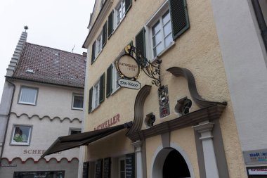 Bad Waldsee, Almanya - 13 Mayıs 2023: Bad Waldsee eski kasabasının caddesinde