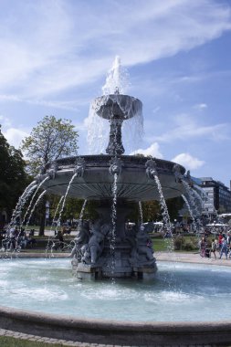 STUTTGART, GERMANY - 29 Ağustos 2022: Schlossplatz Fountain, Stuttgart, Almanya. Baden-Wuerttemberg