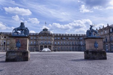 Bir zamanlar kralların ikametgahı olan görkemli bir barok kale şimdi de devlet bakanlıkları olarak hizmet veriyor. Stuttgart, Almanya