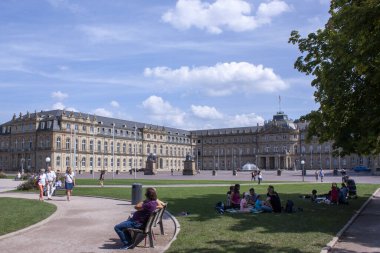 STUTTGART, ALMANY - 29 AĞUSTOS 2022 Stuttgart Meydanı. Her zaman birçok kişi.