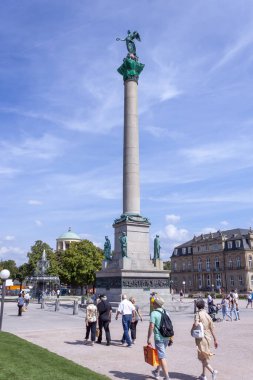 STUTTGART, GERMANY - 29 Ağustos 2022: The Jubilee Column 1841 'den 1846' ya kadar Stuttgart 'taki Schlossplatz' a dikilmiş bir anıttır.