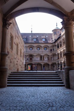 SUTTGART, ALMANY - 29 AĞUSTOS 2022 Stuttgart 'taki eski kalenin avlusunda