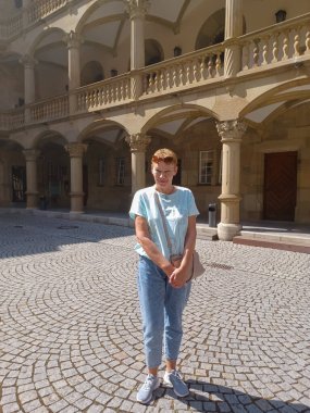 Almanya 'nın Stuttgart kentindeki eski şatoyu gezerken güzel, olgun bir kadın. Yaz zamanı.