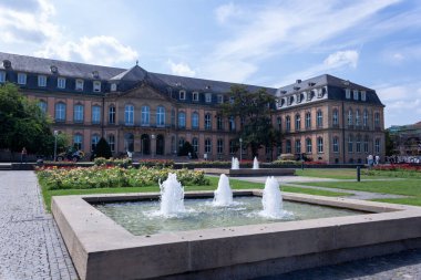 SUTTGART, GERMANY - 29 Ağustos 2022: Schlossplatz 'daki Yeni Saray (Neues Schloss) 18. yüzyıl Barok Sarayı, Stuttgart
