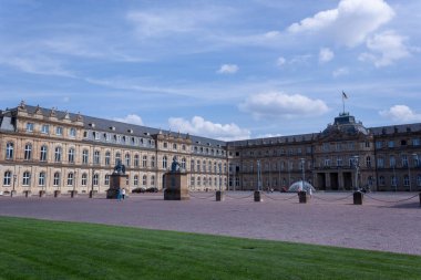 Bir zamanlar kralların ikametgahı olan görkemli bir barok kale şimdi de devlet bakanlıkları olarak hizmet veriyor. Stuttgart, Almanya