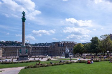 SUTTGART, Almanya - 29 AĞUSTOS 2022 Stuttgart 'ın ana meydanında, yaz günü