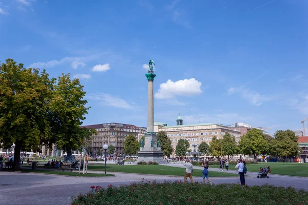 Stuttgart Alemanha Agosto 2022 Praça Central Com Jardins Coluna Jubilar Imagens De Bancos De Imagens
