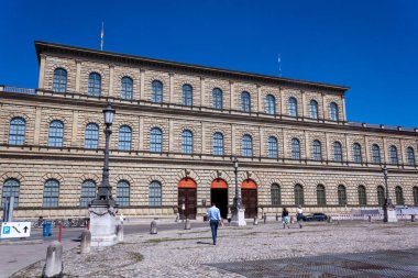 MUNICH, BAVARIA, GERMANY - 23 AĞUSTOS 2022: İnsanlar Kunstverein Münih yakınlarındaki sokakta ptanque oynuyor