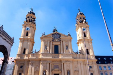 Theatinerkirche, Münih 'teki St. Cajetan Katolik Koleji Kilisesi. Odeonsplatz