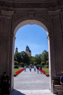 MUNICH, BAVARIA, GERMANY - 23 AĞUSTOS 2022: Hofgarten şehir parkında klasik çimenler, çiçek yatakları ve 17. yüzyıl kraliyet sarayının saray bahçeleri