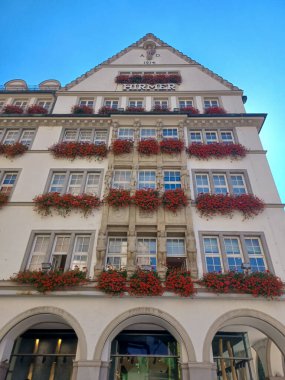 MUNICH, BAVARIA, GERMANY - 23 AĞUSTOS 2022: İnsanlar Kunstverein Münih yakınlarındaki sokakta ptanque oynuyor