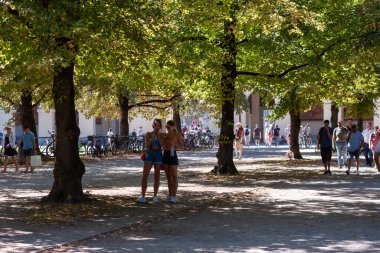 MUNICH, Almanya - 23 Ağustos 2022 Hofgarten şehir parkındaki sokak klasik çimler, çiçek yatakları ve 17. yüzyıl kraliyet sarayının saray bahçeleri