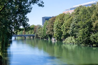 Münih 'teki River Isar. Köprü, Almanya, Bavyera