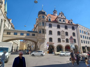 MÜZİK, Almanya - 23 AĞUSTOS 2022 Münih Karargahı. Önemli bir cadde köşesinde eski tarz tasarruf bankası binası.