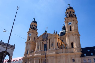 Theatinerkirche, Münih 'teki St. Cajetan Katolik Koleji Kilisesi. Odeonsplatz