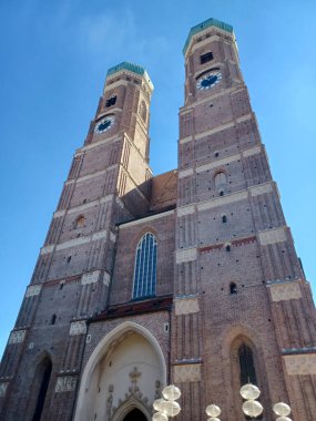 Münih 'teki Frauenkirche Kuleleri. Manzara Neuhauser Caddesi Münih Bavyera Almanya