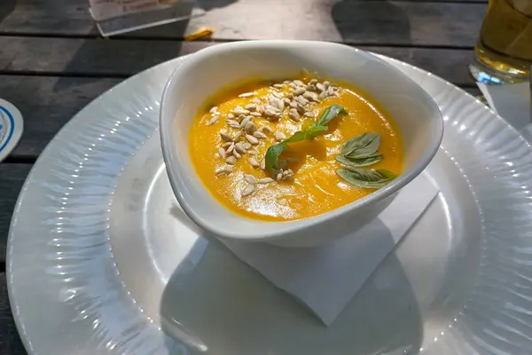 Sup Krim Labu Disajikan Dengan Herbal Piring Putih Besar — Stok Foto