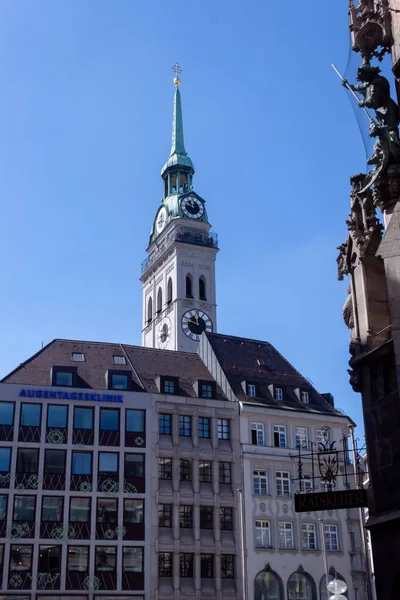 慕尼黑 德国慕尼黑 2022年8月23日 慕尼黑玛丽恩普拉斯 Marienplatz 的现代建筑和彼得里奇教堂的塔楼 慕尼黑是首都 也是德国巴伐利亚州人口最多的城市 — 图库照片