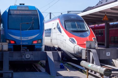MÜZİK, GERMANY - 23 AĞUSTOS 2022: Münih Ana Tren İstasyonu 'nda trenler bekliyor (Münih Hauptbahnhof)