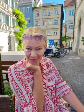 Ravensburg caddesinde yetişkin bir kadının portresi, yaz.