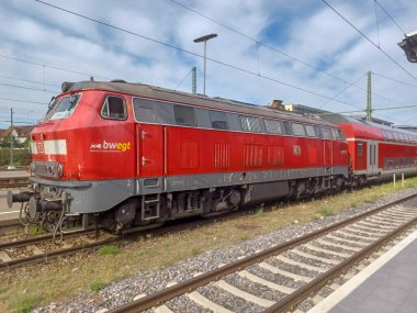 GERMANY - 14 AĞUSTOS 2022: Alman demiryolunun kırmızı lokomotifi istasyondan ayrılmayı bekliyor