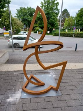 BAD WALDSEE, ALMANY - 18 Ağustos 2022: Bad Waldsee 'deki göl kenarındaki orijinal metal tesisleri