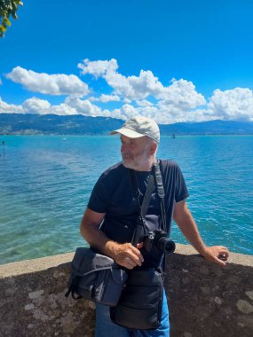 Lindau seti üzerinde beyzbol şapkası takmış yetişkin bir adamın portresi.