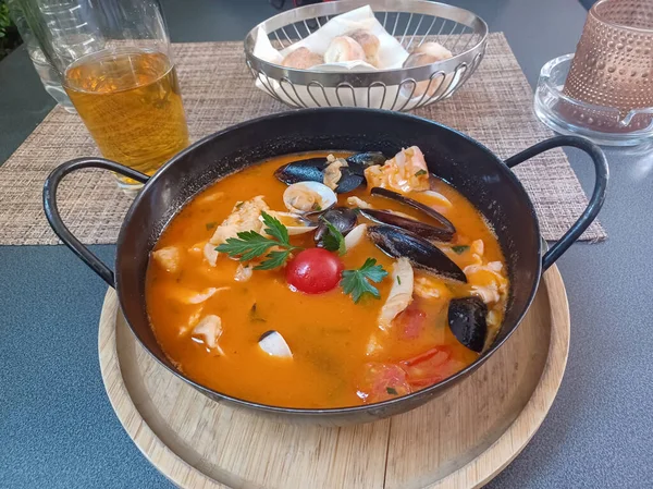 Sup Pedas Dengan Kentang Udang Remis Herbal Dan Ikan Dari — Stok Foto