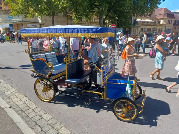 2022年8月21日 林道大街上的复古汽车 用于乘坐游客 — 图库照片